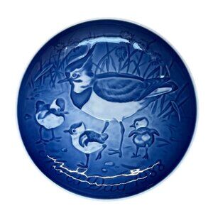 Bing & Grondahl Copenhagen 1988 Mors Mother's Day Crested Plover & Chicks Plate